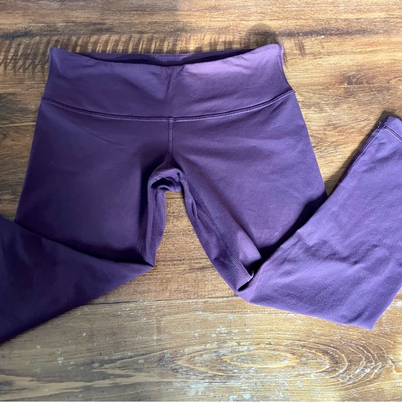 Lululemon Wunder Under Crop III in 
Bordeaux Drama in a size 8 - Picture 4 of 5